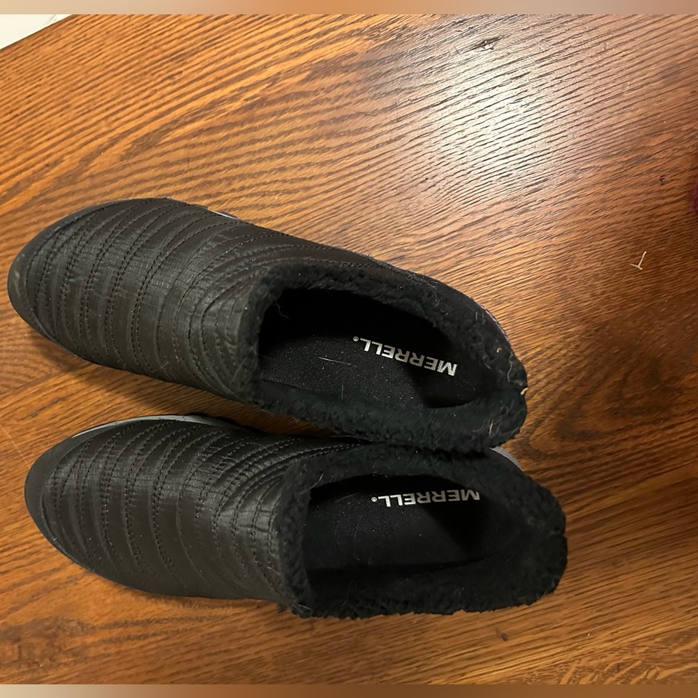 Merrell Antora Moc Rip-stop quilted, thermal lined moc primaloft. Vibram sole.